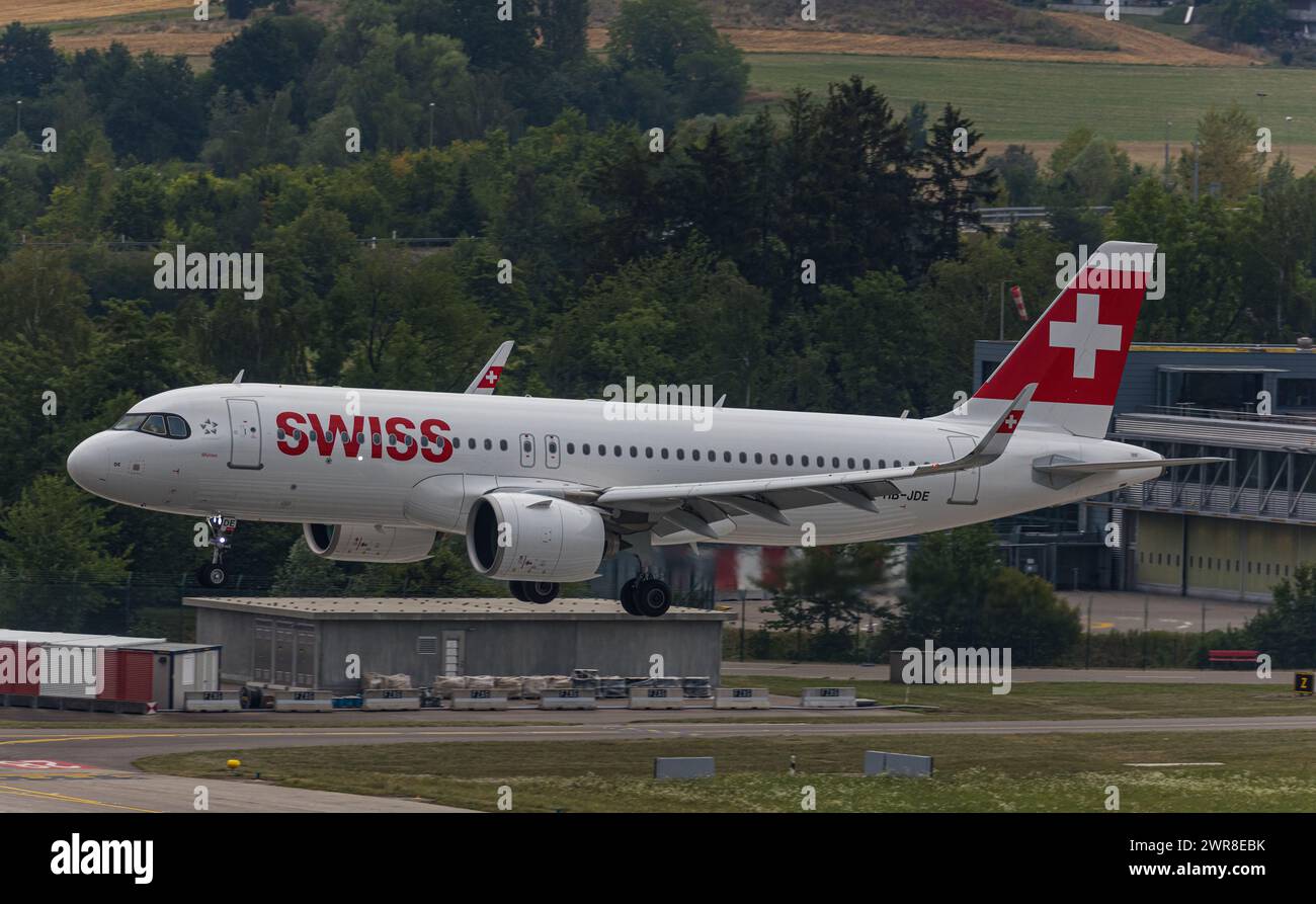 VOR einer hefitgen Gewitterfront landet ein Airbus A320-271N (Airbus A320neo) von Swiss International Airlines auf dem Flughafen Zürich. (Zürich, Schw Banque D'Images
