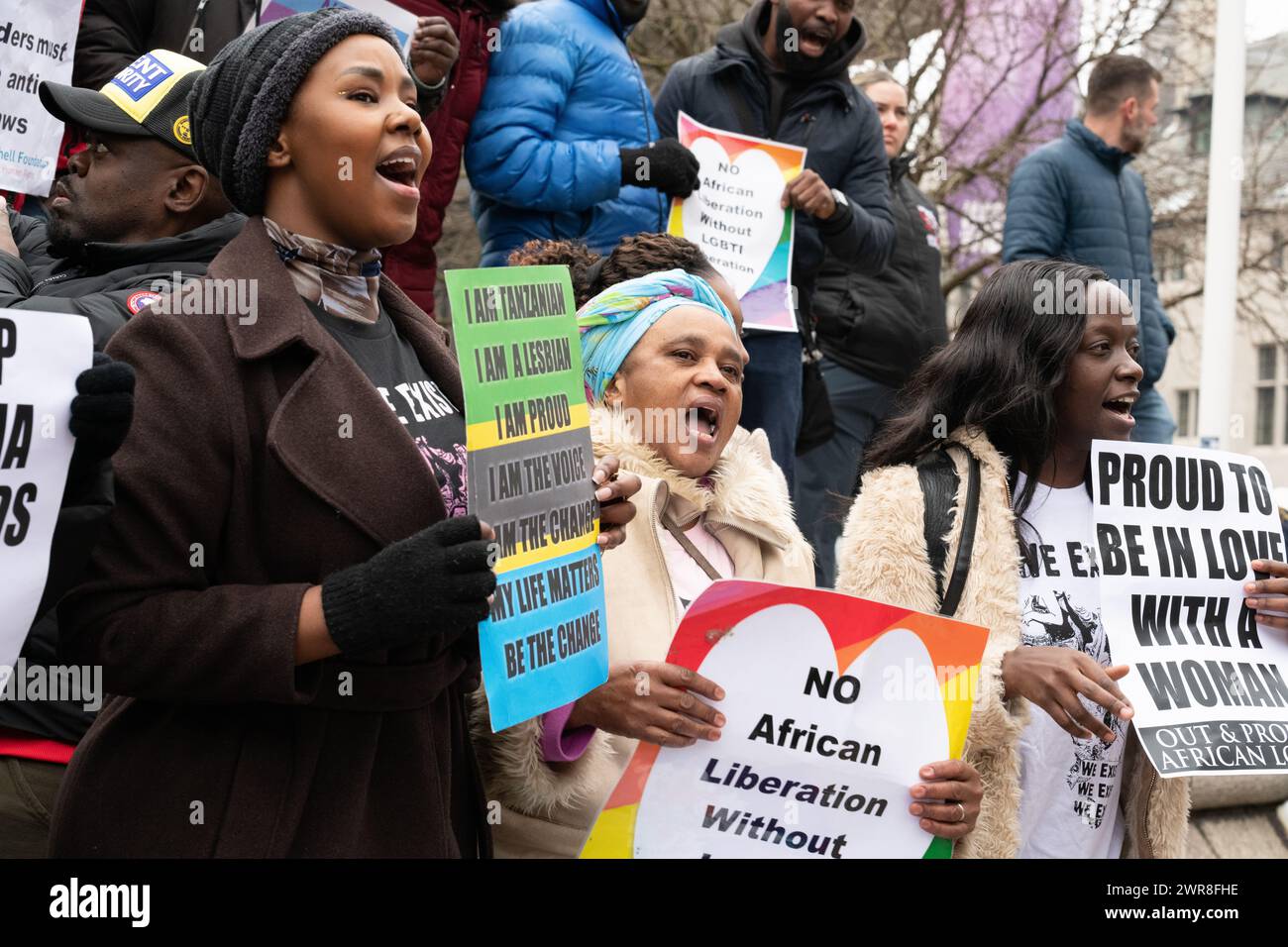 Londres, Royaume-Uni. 11 mars 2024. Les activistes LGBT+ de l'African Equality Foundation protestent devant l'abbaye de Westminster contre la discrimination à l'encontre des homosexuels dans les pays du Commonwealth, alors que les politiciens et les membres de la royauté arrivent pour le Commonwealth Day Service. Crédit : Ron Fassbender/Alamy Live News Banque D'Images