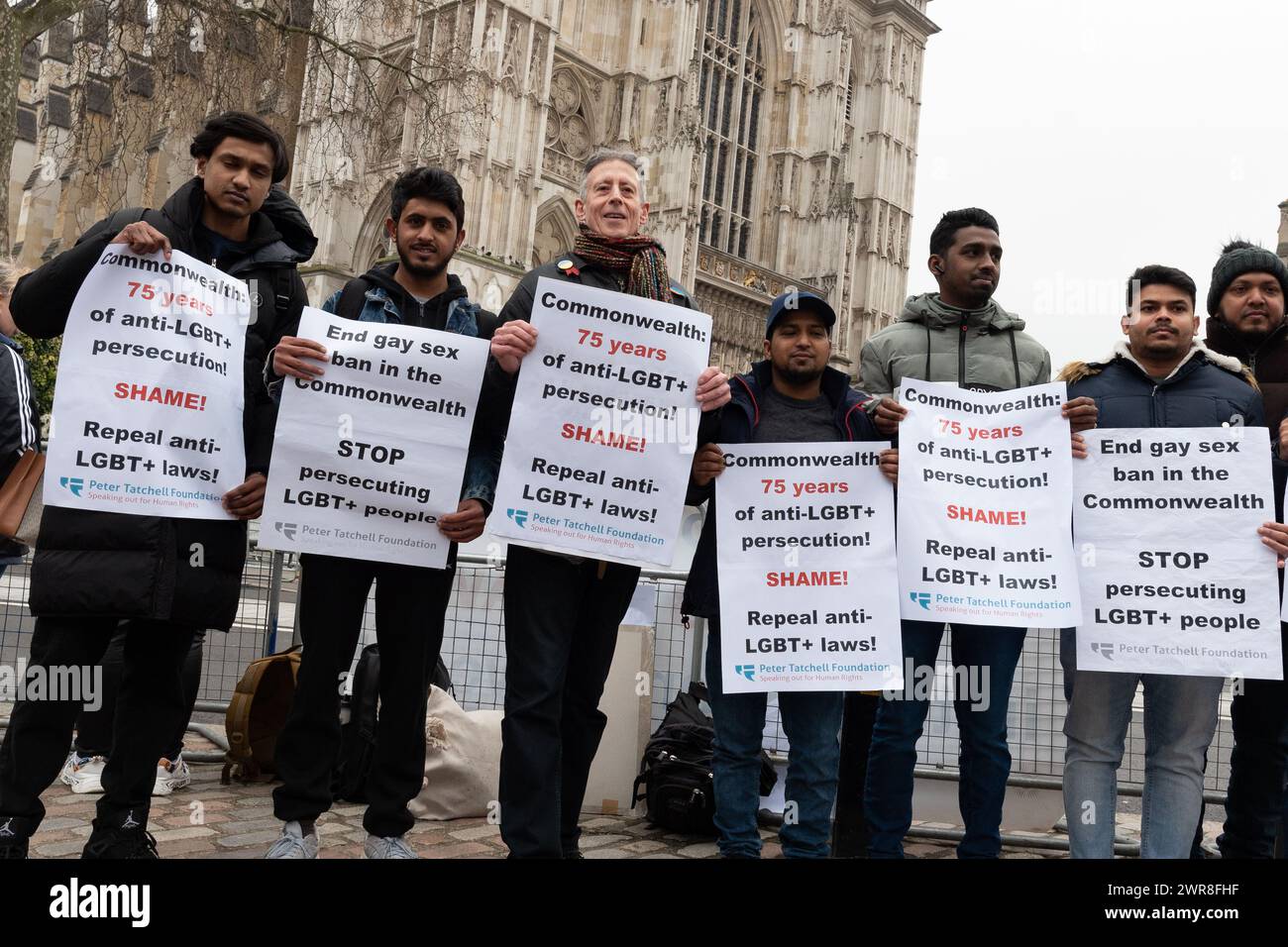 Londres, Royaume-Uni. 11 mars 2024. Les activistes LGBT+ de la Fondation Peter Tatchell à l'extérieur de l'abbaye de Westminster contre la discrimination à l'encontre des homosexuels dans les pays du Commonwealth, alors que les politiciens et les membres de la royauté arrivent pour le Commonwealth Day Service. Crédit : Ron Fassbender/Alamy Live News Banque D'Images