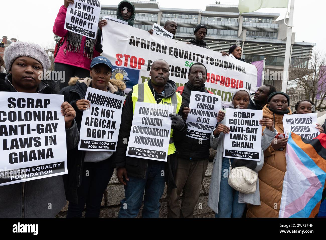 Londres, Royaume-Uni. 11 mars 2024. Les activistes LGBT+ de l'African Equality Foundation protestent devant l'abbaye de Westminster contre la discrimination à l'encontre des homosexuels dans les pays du Commonwealth, alors que les politiciens et les membres de la royauté arrivent pour le Commonwealth Day Service. Crédit : Ron Fassbender/Alamy Live News Banque D'Images