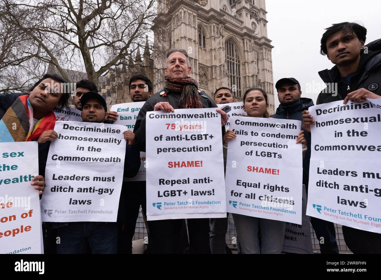 Londres, Royaume-Uni. 11 mars 2024. Les activistes LGBT+ de la Fondation Peter Tatchell protestent devant l'abbaye de Westminster contre la discrimination à l'encontre des homosexuels dans les pays du Commonwealth, alors que les politiciens et les membres de la royauté arrivent pour le Commonwealth Day Service. Crédit : Ron Fassbender/Alamy Live News Banque D'Images
