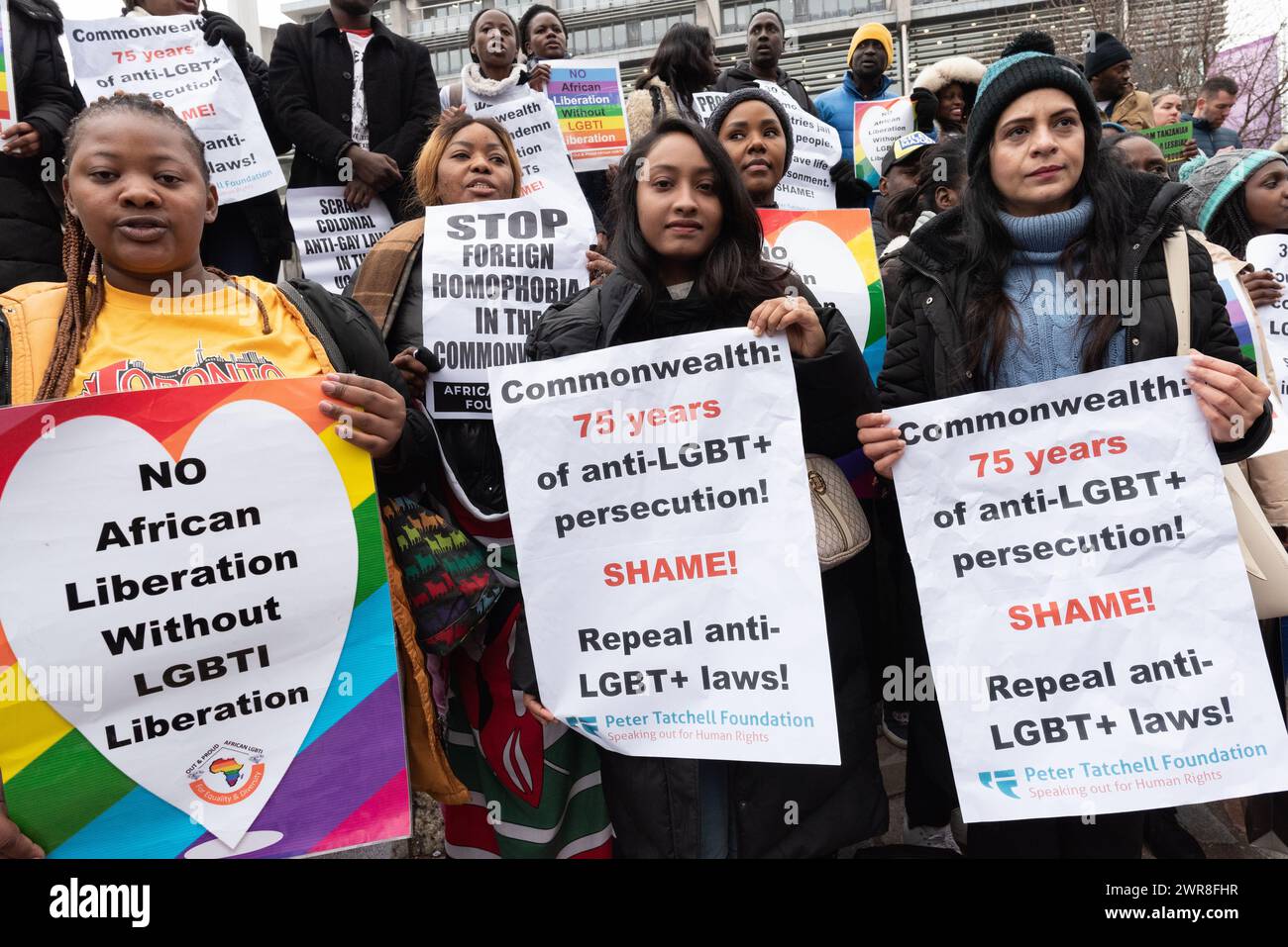 Londres, Royaume-Uni. 11 mars 2024. Les activistes LGBT+ de la Fondation Peter Tatchell et de l'African Equality Foundation protestent devant l'abbaye de Westminster contre la discrimination à l'encontre des homosexuels dans les pays du Commonwealth, alors que les politiciens et les membres de la royauté arrivent pour le Commonwealth Day Service. Crédit : Ron Fassbender/Alamy Live News Banque D'Images