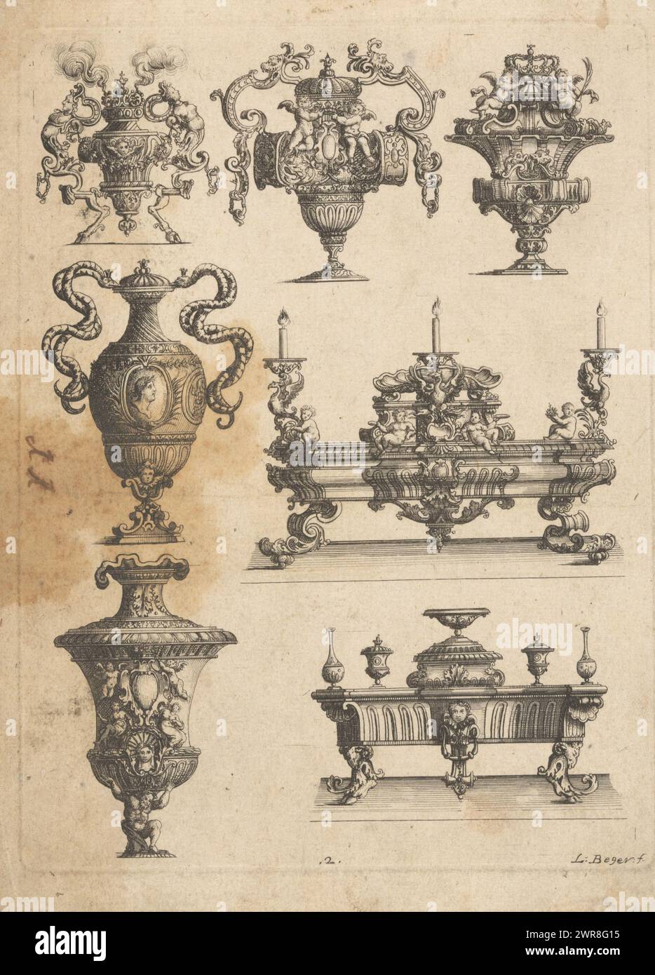 Dessins de vases, Allerhand Arten von Schilden Gefaessen Schalen (titre de la série), Une feuille avec sept dessins, dont cinq sont des vases. Numéro 2 d'une série de six magazines de design pour tables, vases et meubles intitulée : 'Allerhand Arten von Schilden Gefaessen Schalen'., imprimeur : Lorenz Beger, designer : Paul Decker (II), éditeur : Johann Christoph Weigel, Neurenberg, c. 1715 - c. 1735, papier, gravure, hauteur 213 mm × largeur 159 mm, tirage Banque D'Images