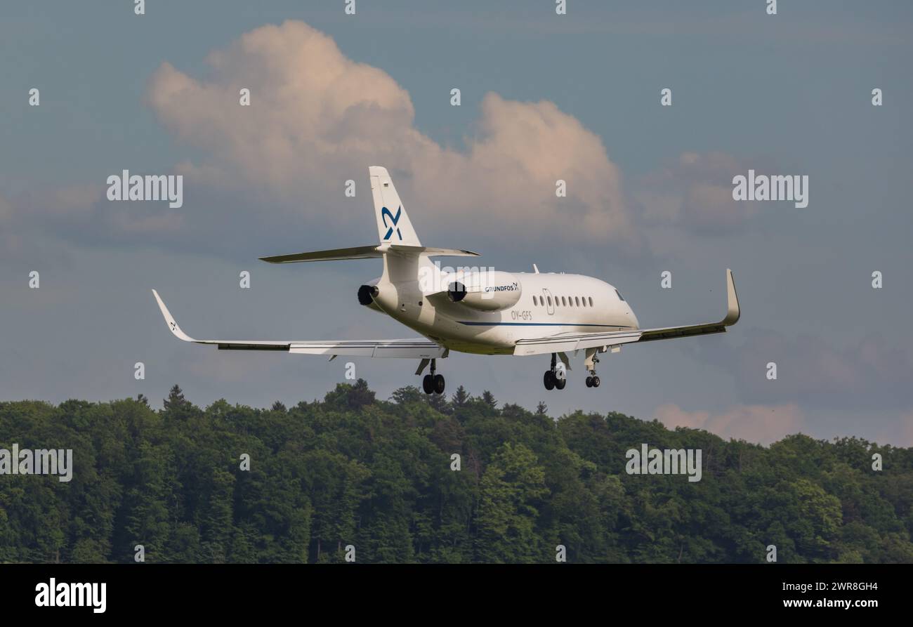 Ein Dassault Falcon 2000LXS von Air Alsie befindet sich im Landeanflug auf den Flughafen Zürich. Enregistrement OY-GFS. (Zürich, Schweiz, 10.05.2022) Banque D'Images