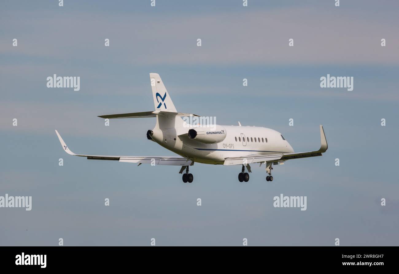 Ein Dassault Falcon 2000LXS von Air Alsie befindet sich im Landeanflug auf den Flughafen Zürich. Enregistrement OY-GFS. (Zürich, Schweiz, 10.05.2022) Banque D'Images