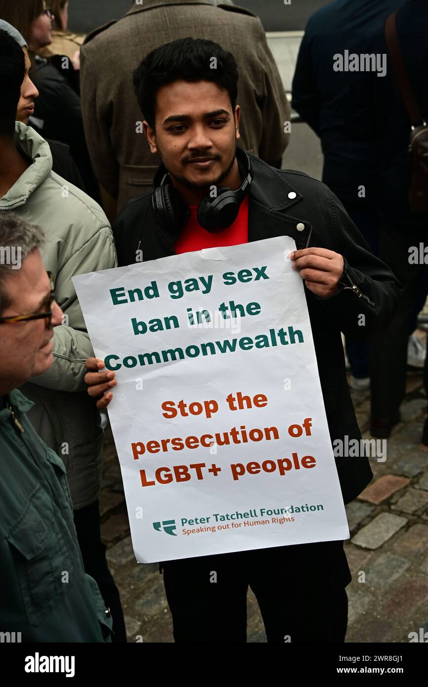 Abbaye de Westminster, LONDRES, ANGLETERRE, 11 MARS 2024. Peter Tatchell, LGBTQ africain et LGBTQ asiatique, a organisé une manifestation contre 30 Nations du Commonwealth qui sont anti-LGBTQ pendant les célébrations de la Journée du Commonwealth. La chose la plus étrange, c'est que le chef d'État de tout le Commonwealth déteste la colonie britannique et est fier de s'incliner et de s'agenouiller devant la colonie britannique chaque année pour célébrer la colonisation du Commonwealth, quand ils viennent à Londres. Soi-disant nation indépendante, ils aiment toujours être des chiens coloniaux britanniques plutôt que des pays indépendants à part entière. Il en va de même pour les gens partout dans le monde : la liberté de Banque D'Images