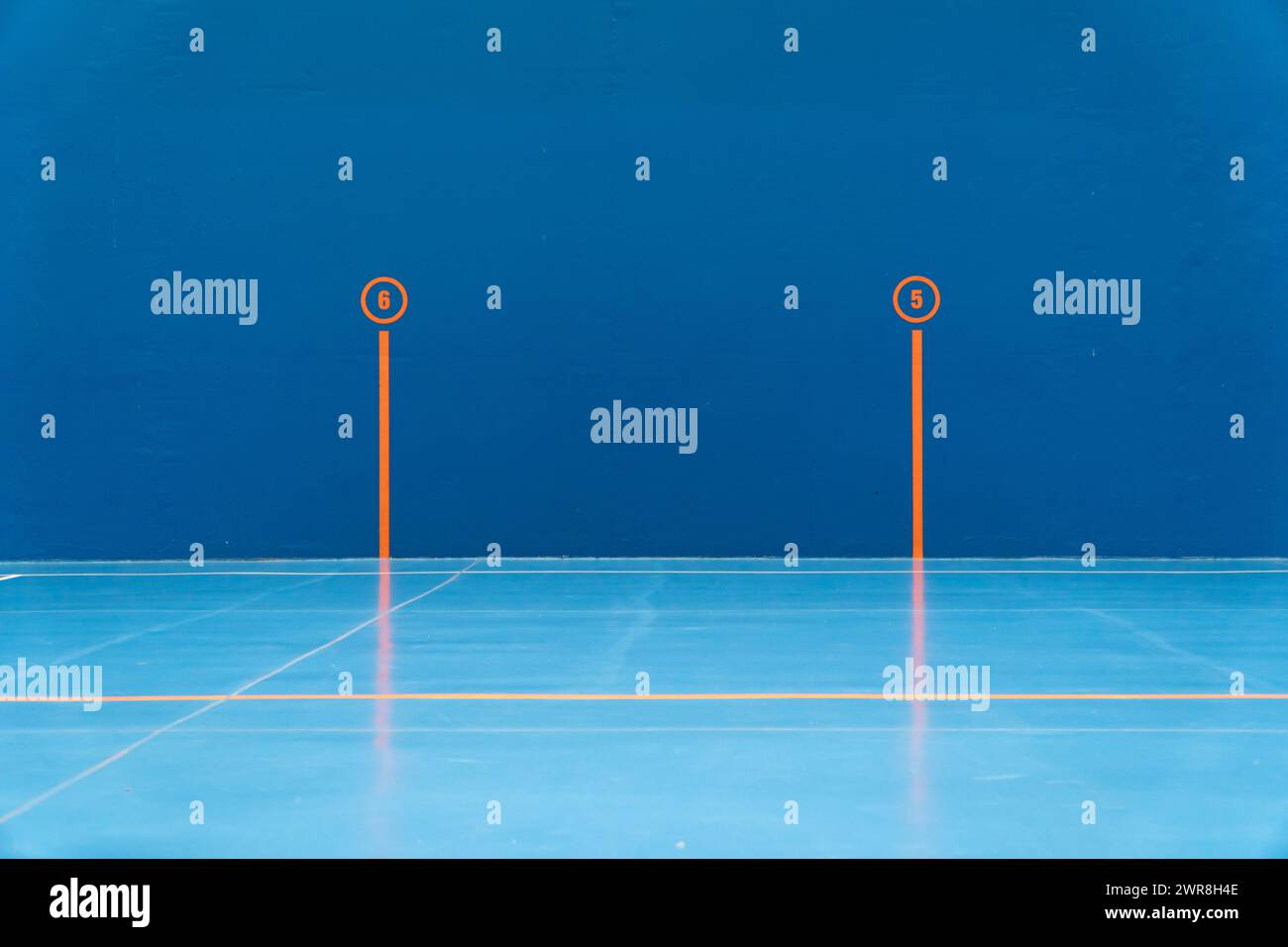 Mur bleu dans un terrain de balle basque avec des points de score pour la pratique du sport traditionnel espagnol et français Banque D'Images
