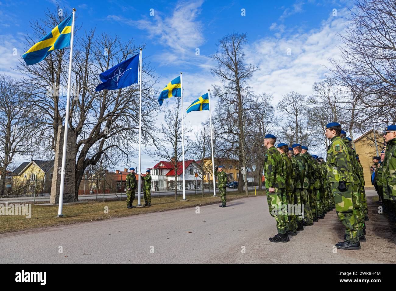Après ratification par les parlements de tous les pays membres, la Suède est aujourd'hui l'un des 32 membres de l'alliance militaire de l'OTAN. Lundi, une cérémonie a eu lieu à la base aérienne de Malmen, 'Linköpings garnison', pour marquer l'entrée de la Suède dans l'OTAN. Pour la première fois depuis 1814, la Suède fait partie d'une alliance militaire. Banque D'Images