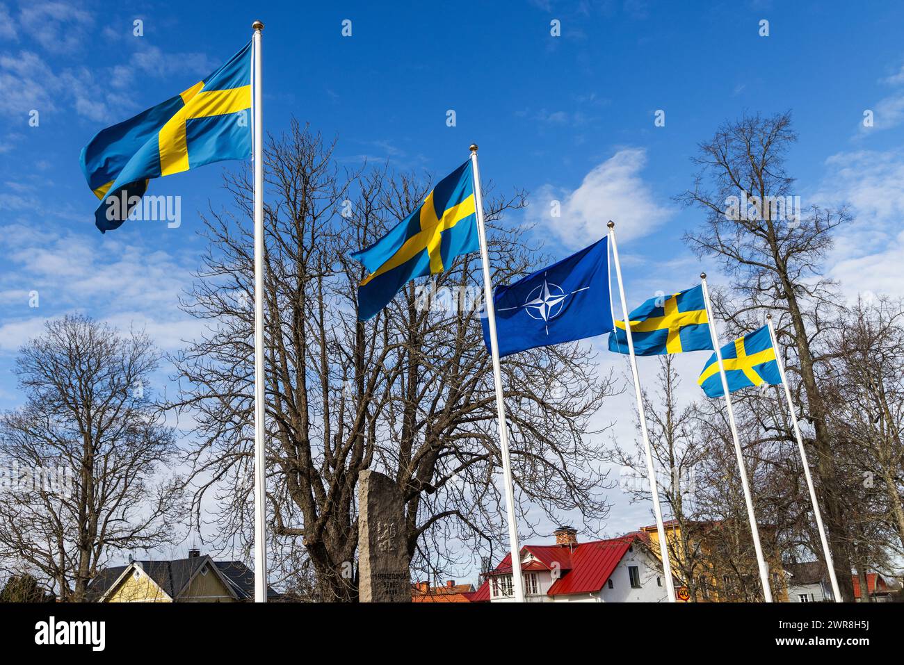 Après ratification par les parlements de tous les pays membres, la Suède est aujourd'hui l'un des 32 membres de l'alliance militaire de l'OTAN. Lundi, une cérémonie a eu lieu à la base aérienne de Malmen, 'Linköpings garnison', pour marquer l'entrée de la Suède dans l'OTAN. Pour la première fois depuis 1814, la Suède fait partie d'une alliance militaire. Banque D'Images