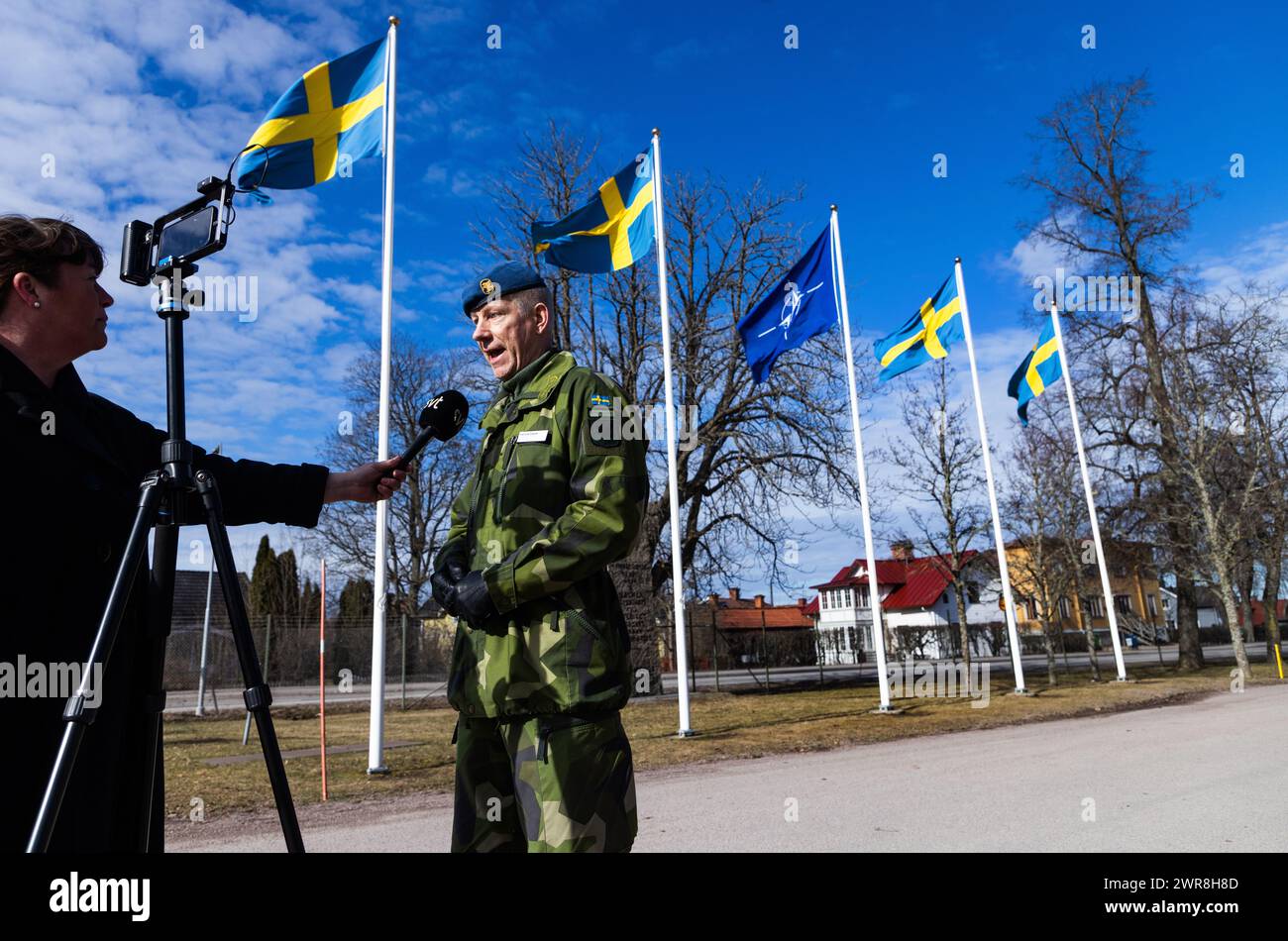 Après ratification par les parlements de tous les pays membres, la Suède est aujourd'hui l'un des 32 membres de l'alliance militaire de l'OTAN. Lundi, une cérémonie a eu lieu à la base aérienne de Malmen, 'Linköpings garnison', pour marquer l'entrée de la Suède dans l'OTAN. Pour la première fois depuis 1814, la Suède fait partie d'une alliance militaire. Sur la photo : Mats Antonson, commandant de l'aile des hélicoptères des forces armées suédoises. Banque D'Images