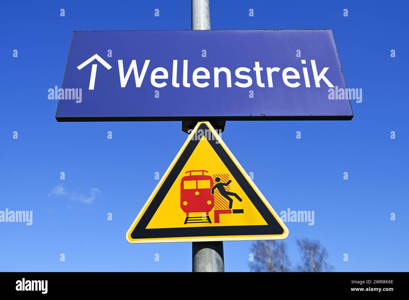 Panneau sur la plate-forme avec l'inscription 'Wellenstreik', photomontage Banque D'Images