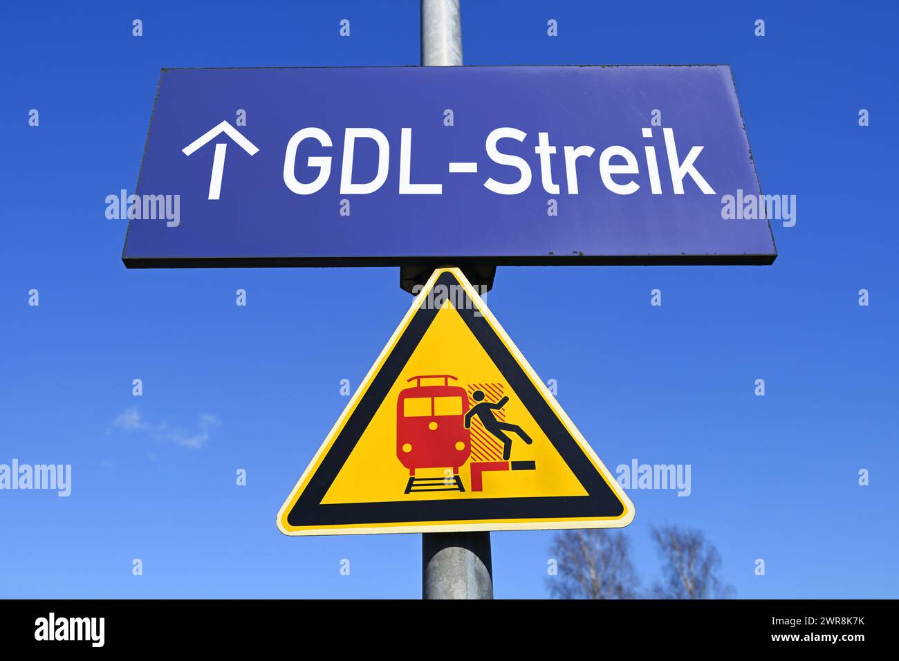 Panneau sur la plate-forme avec l'inscription GDL Strike, photomontage Banque D'Images