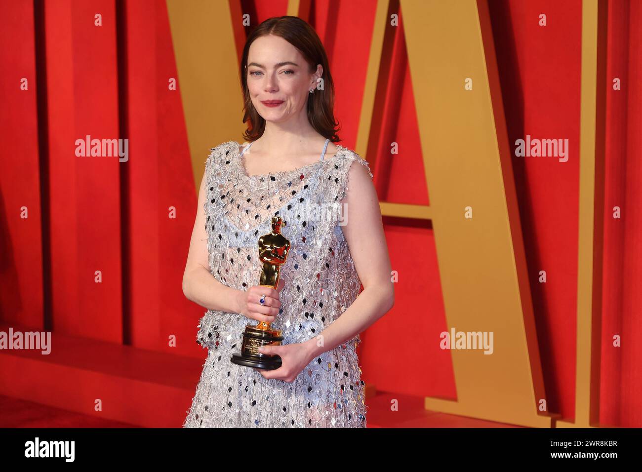 Emma Stone, lauréate du prix de la meilleure actrice dans un rôle de premier plan pour « Poor Things », pose dans la salle de presse lors de la 96e cérémonie annuelle des Oscars à Ovation Hollywood le 10 mars 2024 à Hollywood, en Californie. Photo : Crash/imageSPACE Banque D'Images