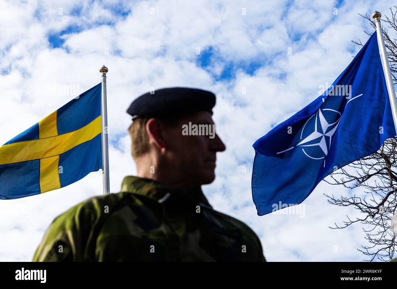 Malmslätt, Suède. 11 mars 2024. Après ratification par les parlements de tous les pays membres, la Suède est aujourd'hui l'un des 32 membres de l'alliance militaire de l'OTAN. Lundi, une cérémonie a eu lieu à la base aérienne de Malmen, 'Linköpings garnison', pour marquer l'entrée de la Suède dans l'OTAN. Pour la première fois depuis 1814, la Suède fait partie d'une alliance militaire. Crédit : Jeppe Gustafsson/Alamy Live News Banque D'Images