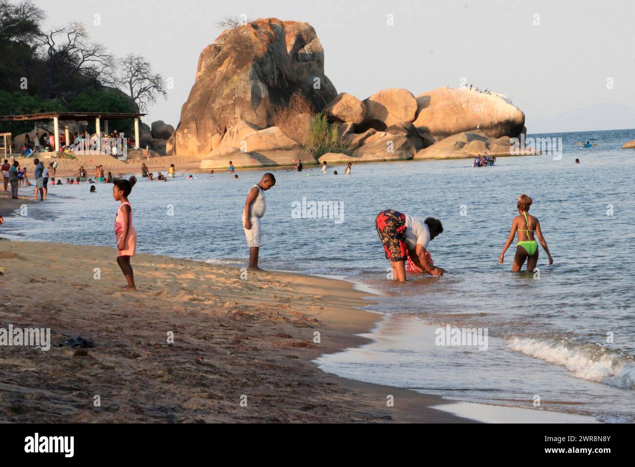 Les visiteurs sont vus s'amuser à Senga Bay, Salima. Le lac est une destination touristique populaire pour les touristes locaux et internationaux. La baie de Senga est la plus proche de la capitale, Lilongwe. Malawi. Banque D'Images