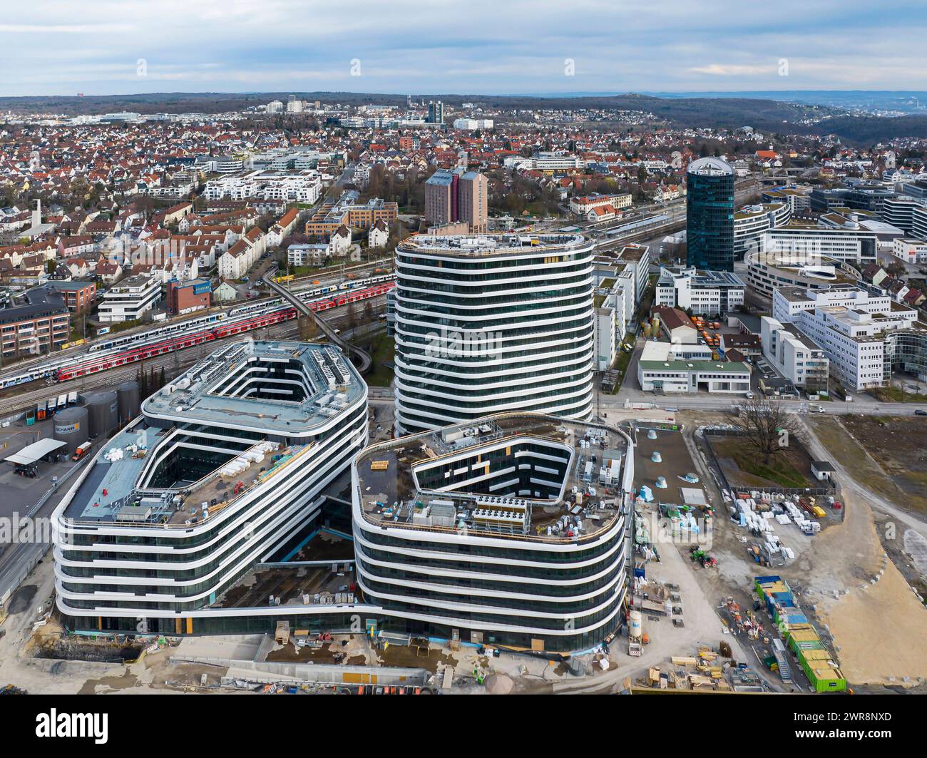 Allianz-Park Stuttgart-Vaihingen. DAS Hochhaus Hat 17 Etagen und wird flankiert von zwei Nebengebäuden. DAS campusartige ensemble ist für 4,500 Mitarbeiter ausgelegt. Weil 90 Prozent der Mitarbeiter zumindest zeitweise im Homeoffice arbeiten, verringert sich der Bedarf an Büroräumen. // Stuttgart, Baden-Württemberg, Deutschland, 10.03.2024 *** Allianz Park Stuttgart Vaihingen le bâtiment de grande hauteur a 17 étages et est flanqué de deux bâtiments adjacents L'ensemble de type campus est conçu pour 4 500 employés parce que 90% des employés travaillent à domicile au moins une partie du temps, le besoin fo Banque D'Images