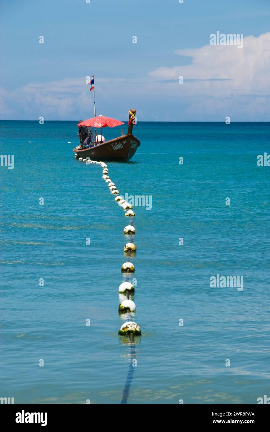 Bateau naviguant sur l'eau avec bouée Banque D'Images