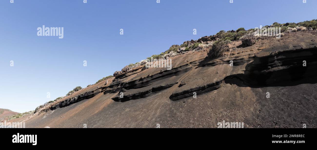 Tenerife, Espagne : Parc national du Teide, formation particulière de lave avec des lignes claires et sombres Banque D'Images