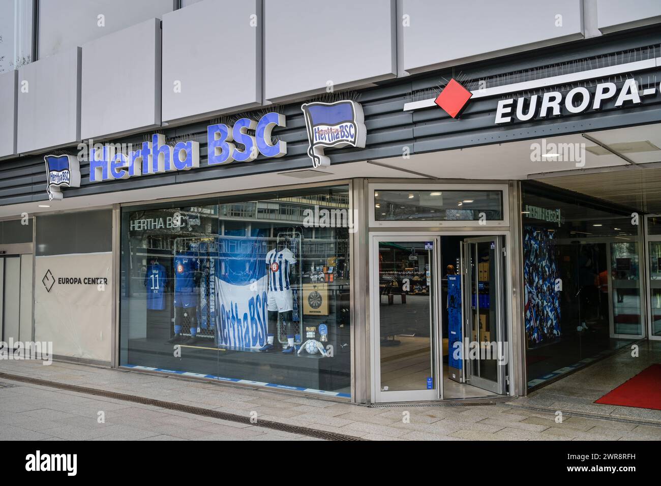 Hertha BSC Fanshop, Breitscheidplatz, Tauentzienstraße, Charlottenburg, Berlin Deutschland *** Hertha BSC Fanshop, Breitscheidplatz, Tauentzienstraße, Charlottenburg, Berlin, Allemagne Banque D'Images