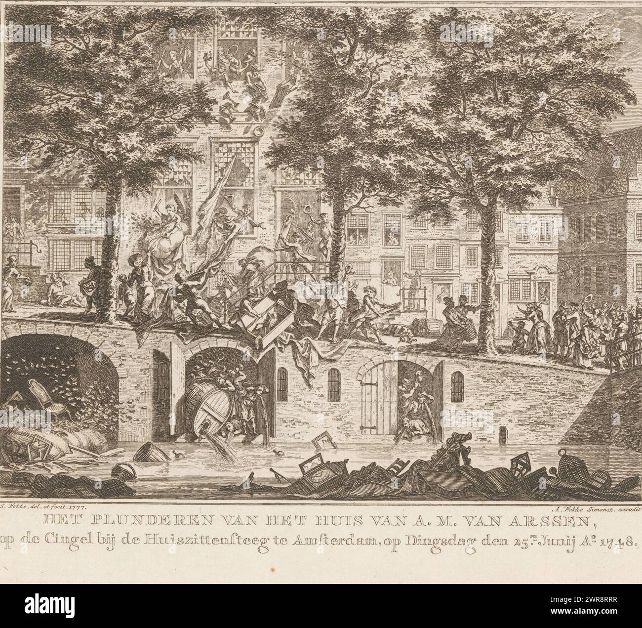 Pillage de la maison de A.M. van Arssen à Amsterdam, 1748, pillage de la maison de A.M. van Arssen, sur le Cingel près du Huiszitsteeg à Amsterdam, le mardi 25 juin Ao 1748 (titre sur objet), le pillage de la maison du locataire fiscal A.M. van Arssen et des entrepôts et caves en dessous à Singel 187 lors de l'émeute de Pachter, le 25 juin 1748. De la maison, les personnages jettent toutes sortes d'articles ménagers dans la rue et dans le canal., imprimeur : Simon Fokke, après sa propre conception par : Simon Fokke, éditeur : Arend Fokke Simonsz., Amsterdam, 1777, papier, gravure Banque D'Images