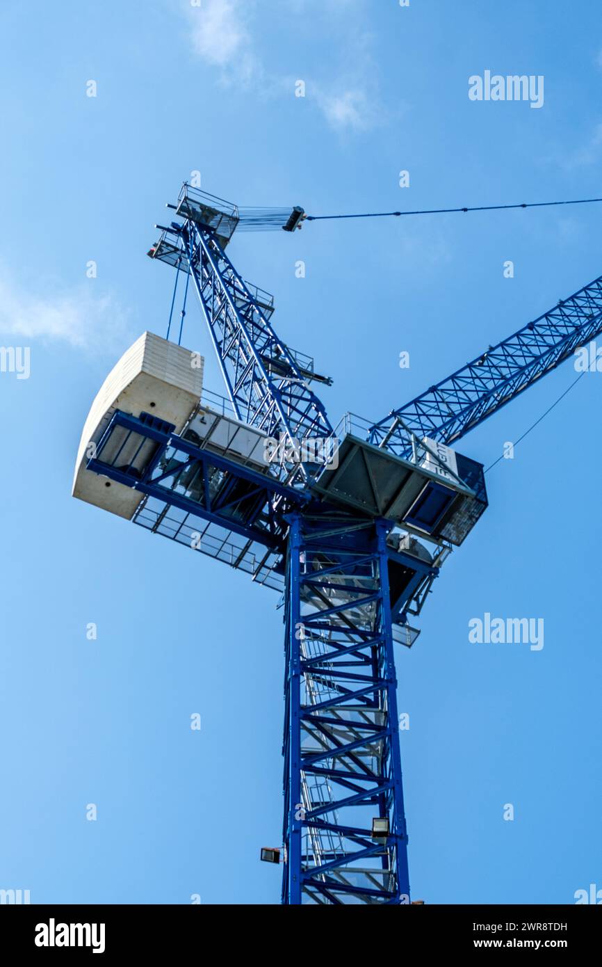 City of Westminster, Londres Royaume-Uni, 08 mars 2024, Tall Tower Crane Victoria Embankment Against a Blue Sky and No People Banque D'Images