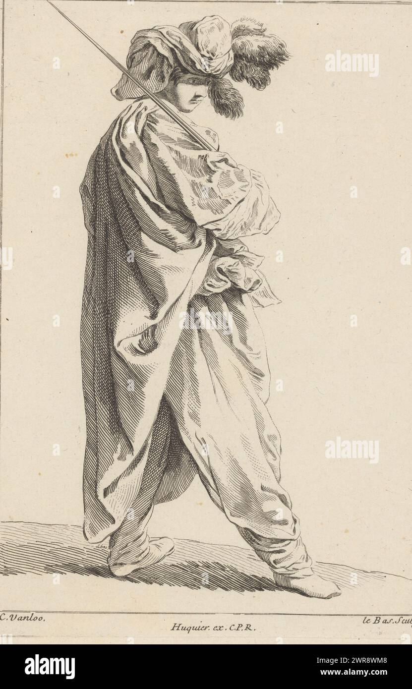 Figure debout à épée, Recueil de différentes charges Designée a Rome de Carloo Vanloo peintre du Roy (titre de la série sur objet), Collection de diverses poses dramatisées (titre de la série), Recueil de différentes charges Designée a Rome par Carloo Vanloo peintre du Roy (titre de la série sur objet), homme debout portant un turban avec des plumes, épée sur son épaule, tourné vers la droite. Numéroté en haut à droite : 12. Fait partie d'une série de douze estampes avec des figures dans des poses dramatisées, souvent vêtues de costumes fantastiques 'orientaux', d'après des dessins de Carle van Loo Banque D'Images
