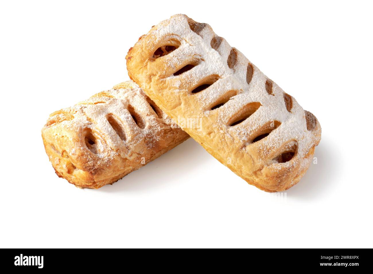 Deux couches de strudels de pommes, empilées à la perfection, se distinguent sur un fond blanc immaculé. Laissez-vous tenter par l'équilibre délicat de la pâte feuilletée et Banque D'Images