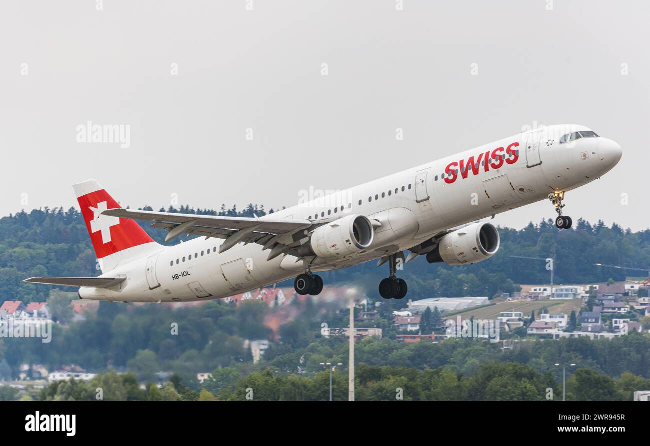 Ein Airbus A321-111 von Swiss International Airlines startet vom Flughafen Zürich. Enregistrement HB-IOL. (Zürich, Schweiz, 17.08.2022) Banque D'Images