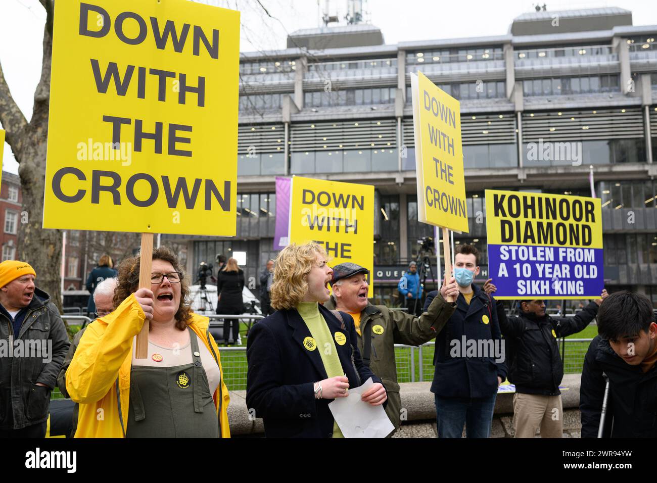 LONDRES, Royaume-Uni 11 mars 2024 : alors que la reine consort Camilla représente la famille royale au Commonwealth Day Service à l'abbaye de Westminster, des manifestants extérieurs de la République manifestent contre l'institution de la monarchie. Banque D'Images