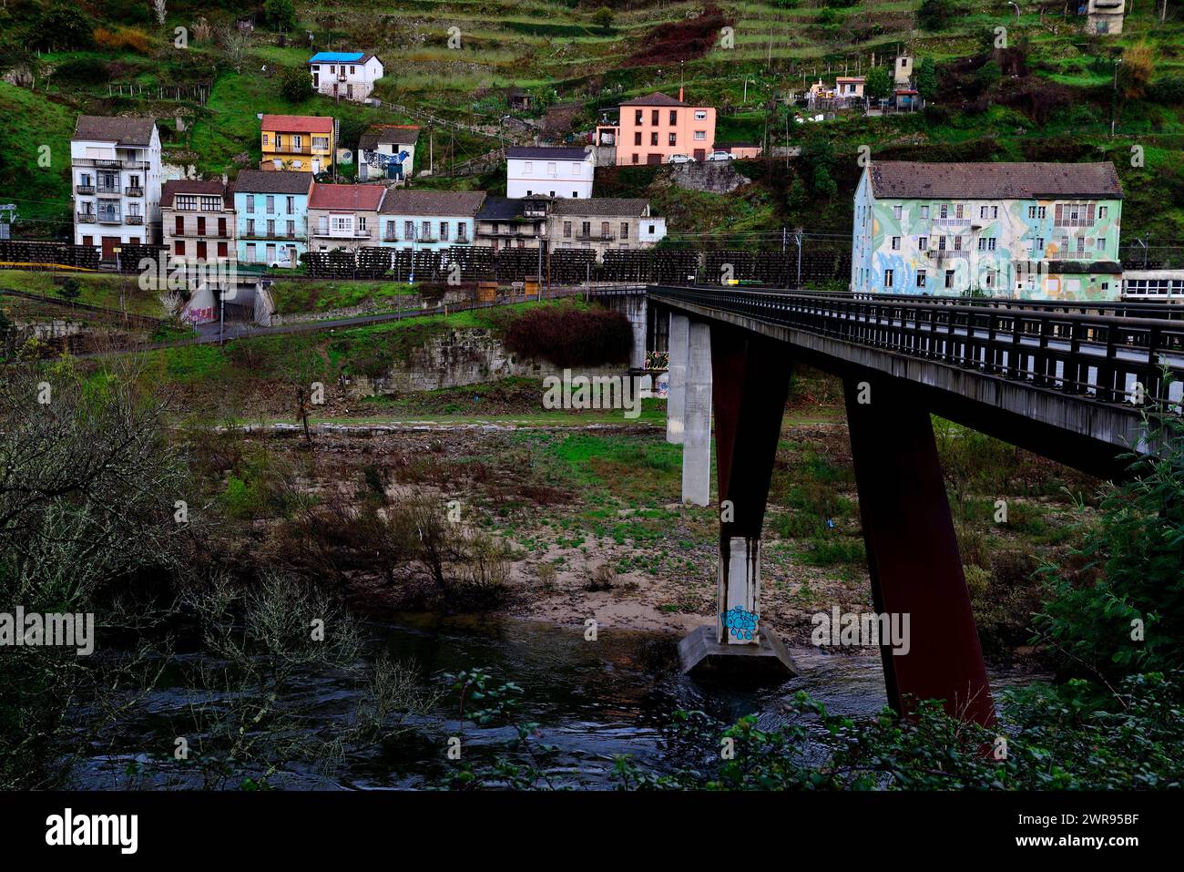 Pont et ville de OS Peares, Ourense, Espagne Banque D'Images