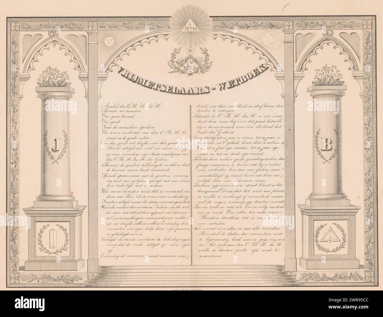 Francs-maçons - livre de droit (titre sur objet), règles pour les francs-maçons, le texte se trouve au milieu de deux colonnes et d'un cadre avec des feuilles de chêne. Les colonnes ont des couronnes de laurier et les lettres J et B. au-dessus du titre les symboles de la franc-maçonnerie : la boussole, le carré, un marteau de forge, une truelle et une règle., imprimeur : anonyme, imprimeur : Huibert Horneer, éditeur : Huibert Horneer, Gorinchem, 1835 - 1877, papier, imprimé Banque D'Images