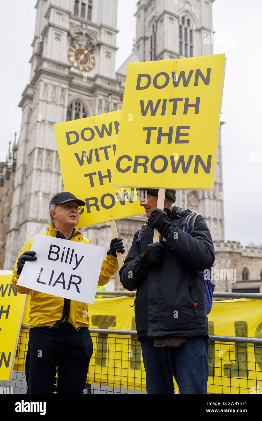 11 mars 2024. À l'extérieur de l'abbaye de Westminster, Londres, Royaume-Uni. Jour du Commonwealth. Militants anti-monarchie du groupe de protestation Republic. Banque D'Images