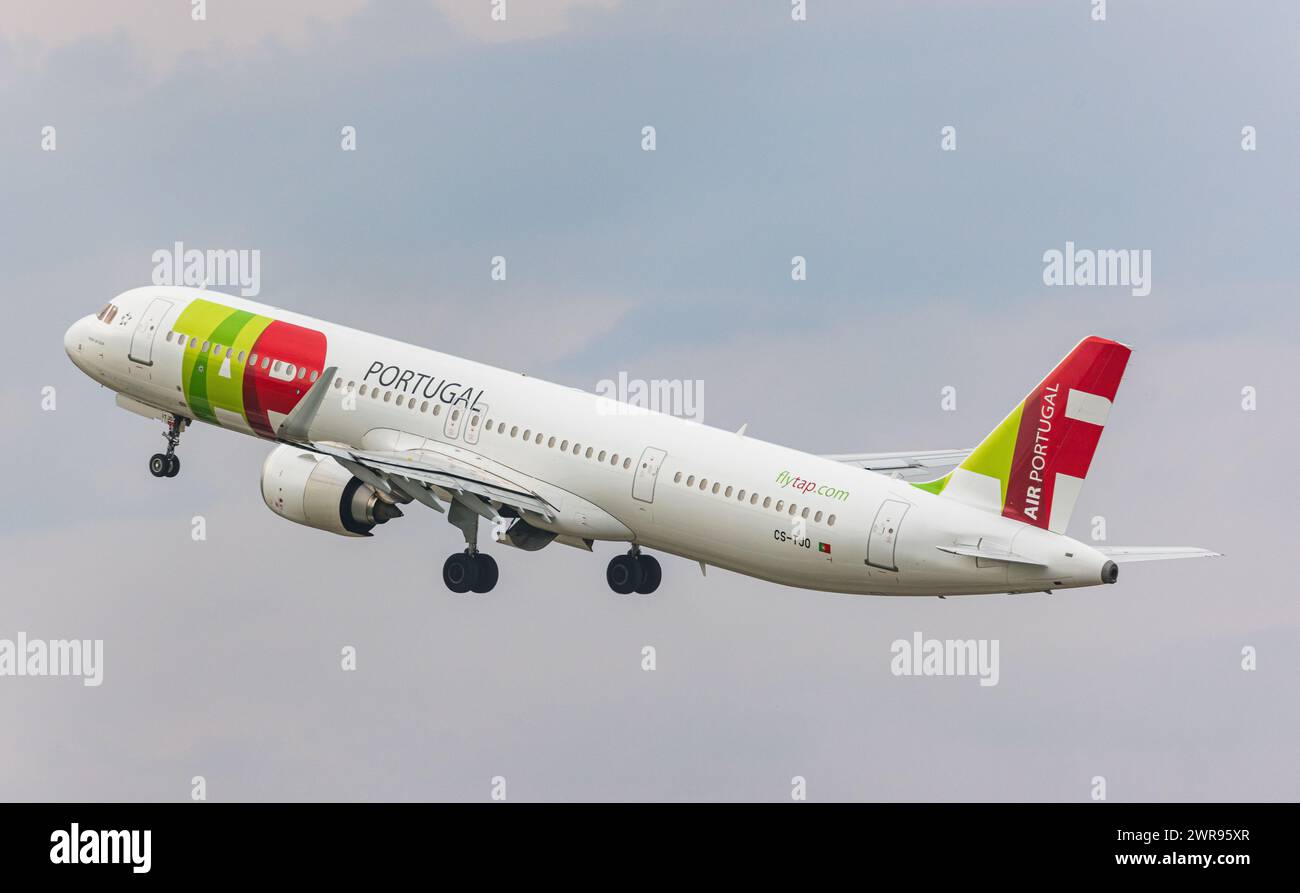 Ein Airbus A321-251NX (Airbus A321neo) von TAP Air Portugal startet vom Flughafen Zürich. Ziel Lissabon. Enregistrement CS-TJO. (Zürich, Schweiz, 17.08. Banque D'Images