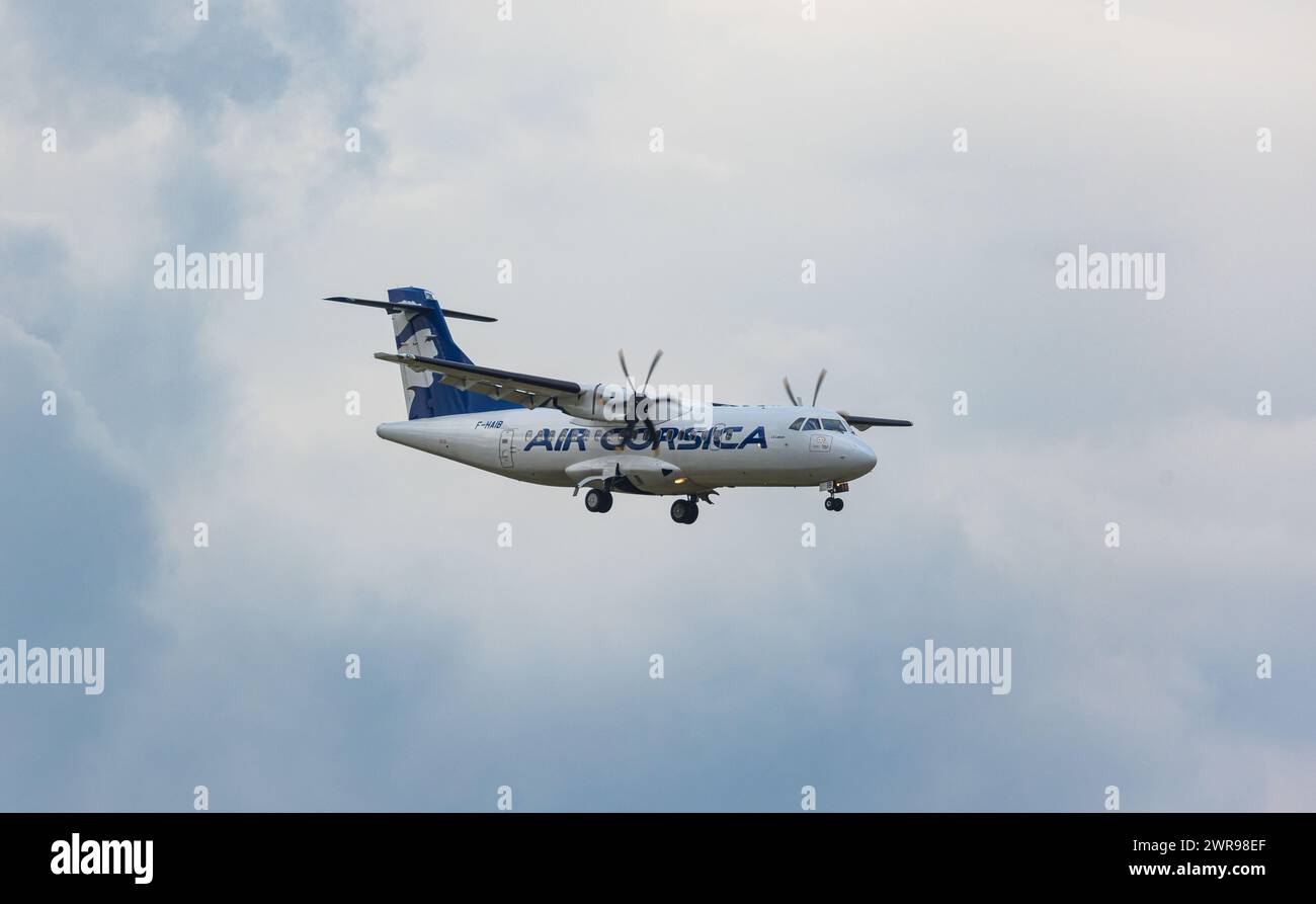 Eine ATR 42-500 von Air Corsica befindet sich im Landeanflug auf den Flughafen Zürich. Enregistrement F-HAIB. (Zürich, Schweiz, 29.08.2022) Banque D'Images