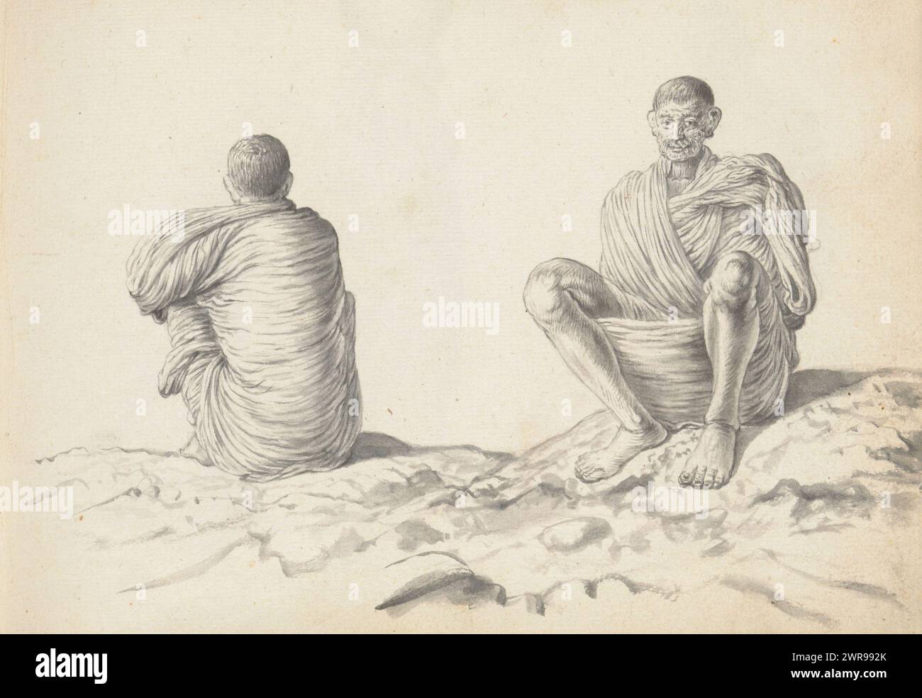 Deux ouvriers, dehors sur un terrain accidenté, deux hommes sont assis sur le sol les genoux dressés. Les deux hommes portent un gilet (veshti, lungi) suspendu au-dessus des genoux ; ils ont enveloppé un grand châle (chadar) autour du haut du corps et des bras. L'homme assis à gauche repose son coude gauche couvert sur son genou gauche. L'homme de droite semble avoir les bras repliés sur sa poitrine sous la toile d'épaule. Ses pieds se tiennent fermement devant lui sur le sol en pente. Les cheveux des deux hommes sont coupés courts ou rasés. Les hommes venaient probablement de l'Inde du Sud et ont été mis au travail à Colombo Banque D'Images