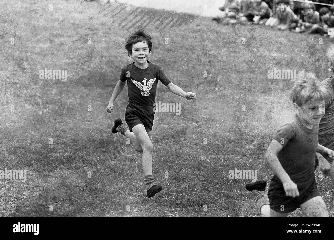 Années 1970, historique, sports scolaires primaires, petits garçons en compétition dans une course à pied, course de sprint, Angleterre, Royaume-Uni. Banque D'Images