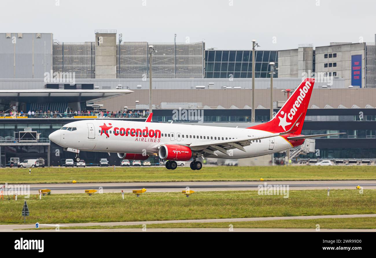 Eine Boeing 737-800 von Corendon Airlines Europe Landet auf dem Flughafen Zürich. Immatriculation 9H-TJA. (Zürich, Schweiz, 06.08.2022) Banque D'Images