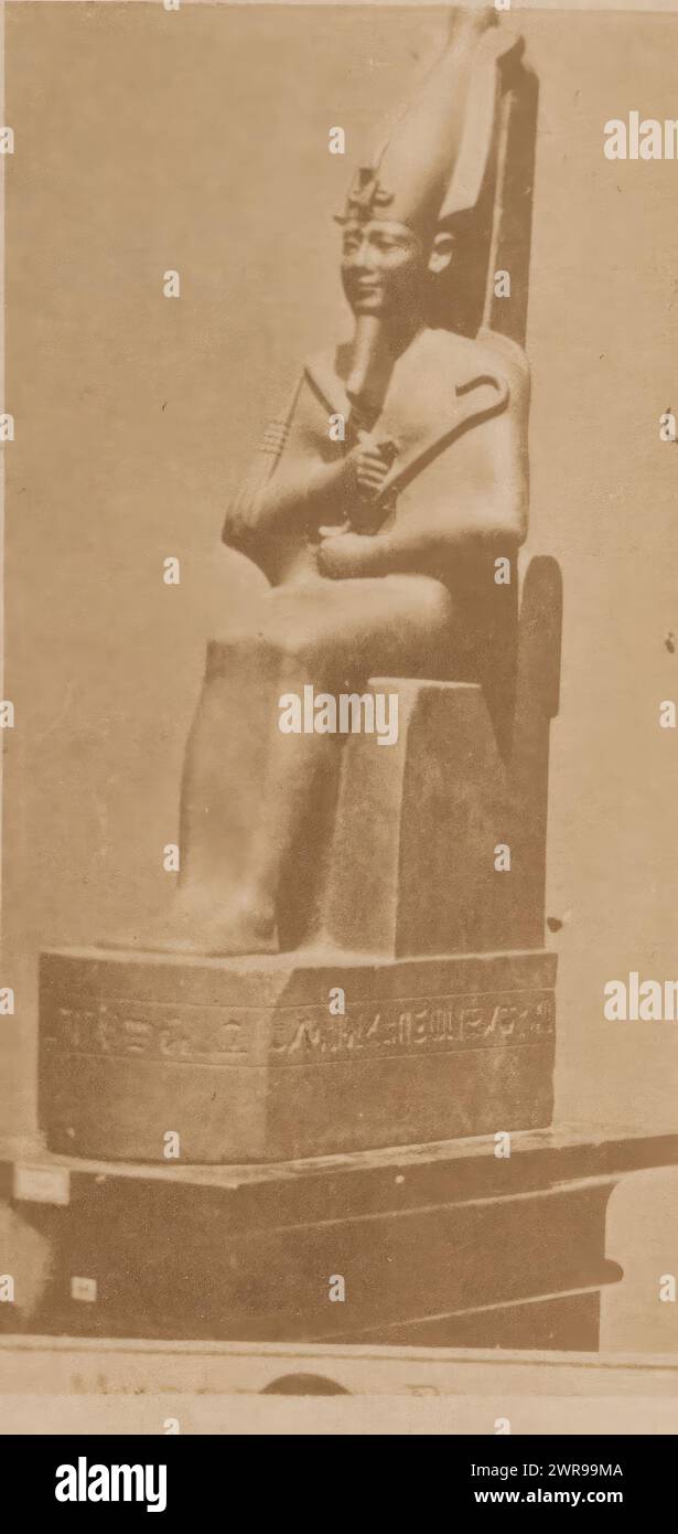 Sculpture égyptienne, anonyme, d'après sculpture par : anonyme, c. 1870 - c. 1890, papier, impression albumine, hauteur 89 mm × largeur 45 mm, photographie Banque D'Images