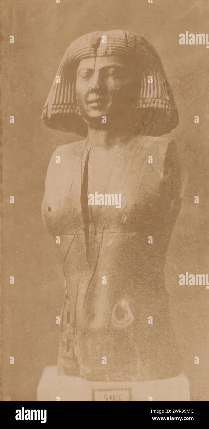 Sculpture égyptienne, anonyme, d'après sculpture par : anonyme, c. 1870 - c. 1890, papier, impression albumine, hauteur 90 mm × largeur 47 mm, photographie Banque D'Images