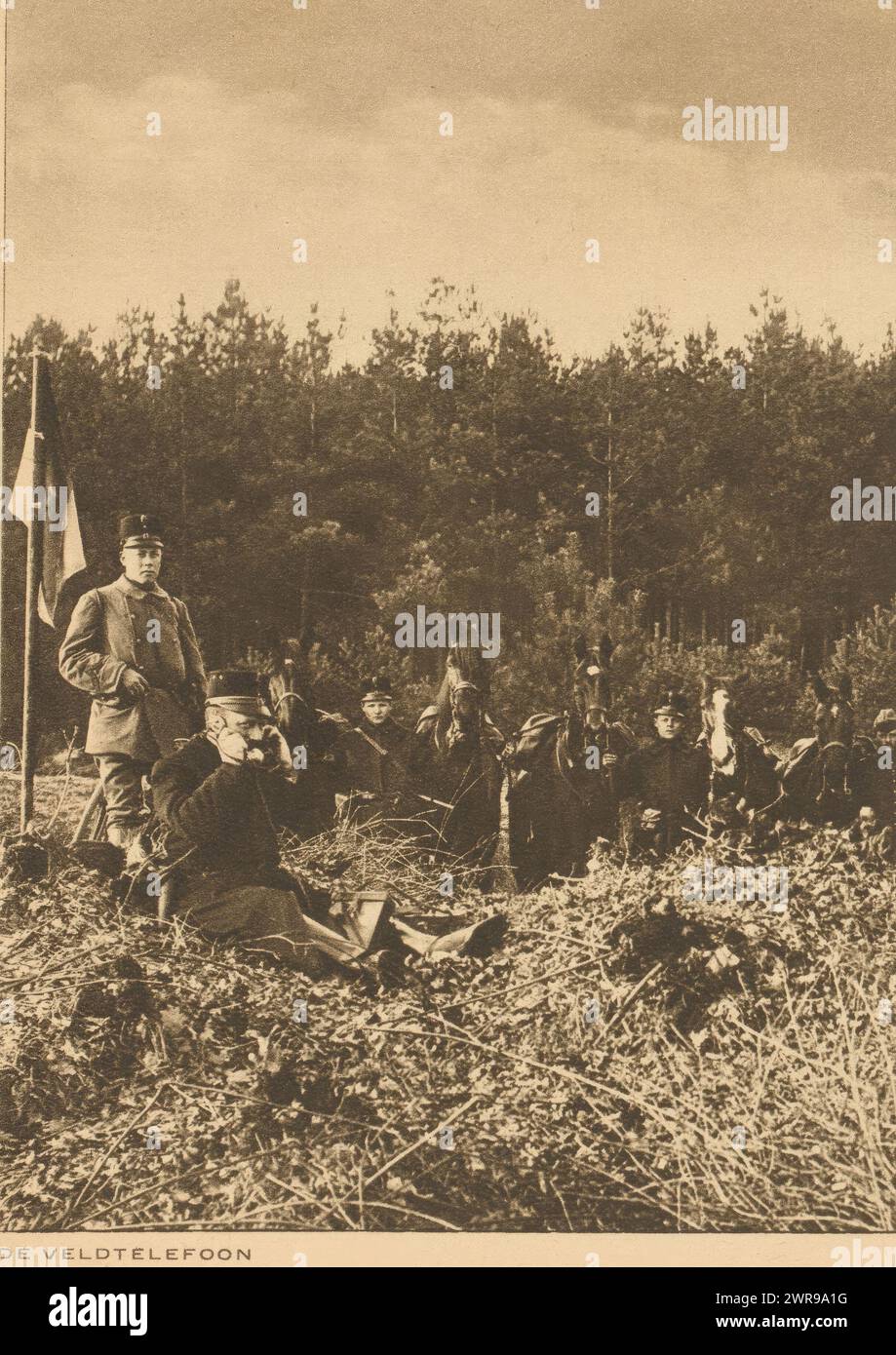 Général utilise un téléphone de campagne pendant un exercice militaire, le téléphone de campagne (titre sur objet), cette gravure fait partie d'un album., anonyme, Nederlandsche rotogravure Maatschappij, Netherlands, Leiden, en 1915 ou avant, papier, hauteur 161 mm × largeur 118 mm, impression photomécanique Banque D'Images