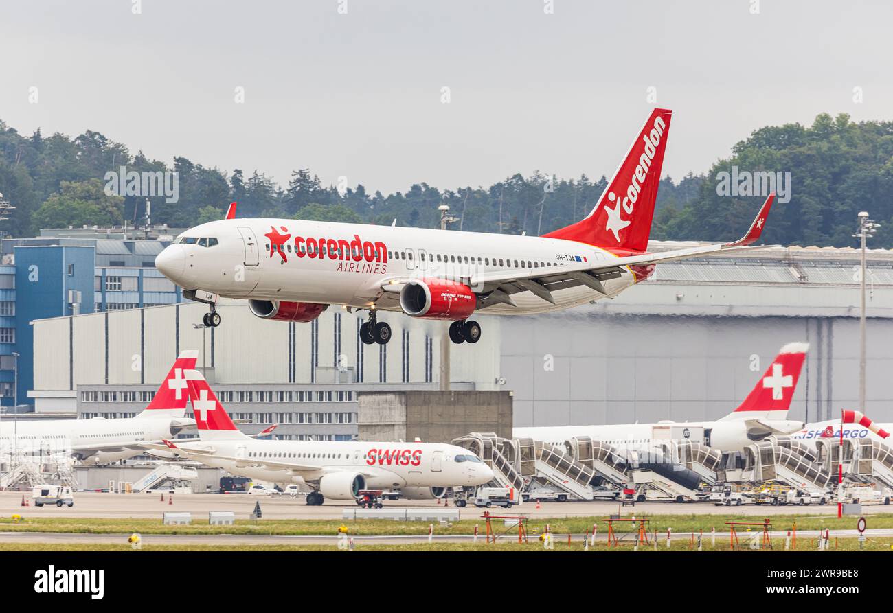 Eine Boeing 737-800 von Corendon Airlines Europe Landet auf dem Flughafen Zürich. Immatriculation 9H-TJA. (Zürich, Schweiz, 06.08.2022) Banque D'Images