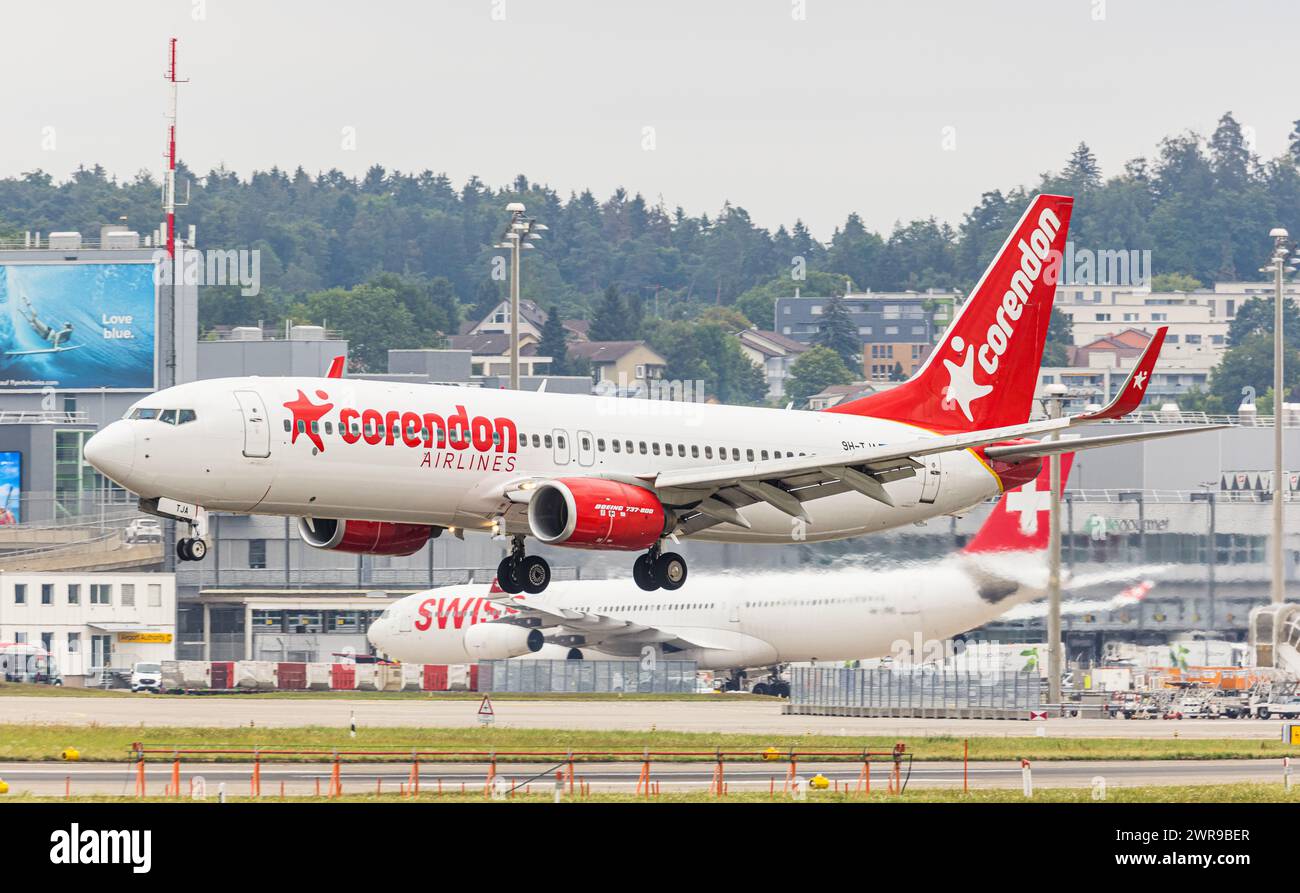 Eine Boeing 737-800 von Corendon Airlines Europe Landet auf dem Flughafen Zürich. Immatriculation 9H-TJA. (Zürich, Schweiz, 06.08.2022) Banque D'Images