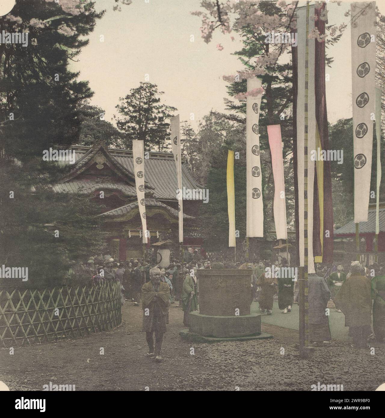 Groupe de personnes au temple Tosho-gu dans le parc Ueno à Tokyo, Japon, sanctuaire Toshogu (titre sur l'objet), fabricant : Kazumasa Ogawa, Uenopark, v. 1892 - en 1897 ou avant, papier, collotype, hauteur 226 mm × largeur 225 mm, impression photomécanique Banque D'Images