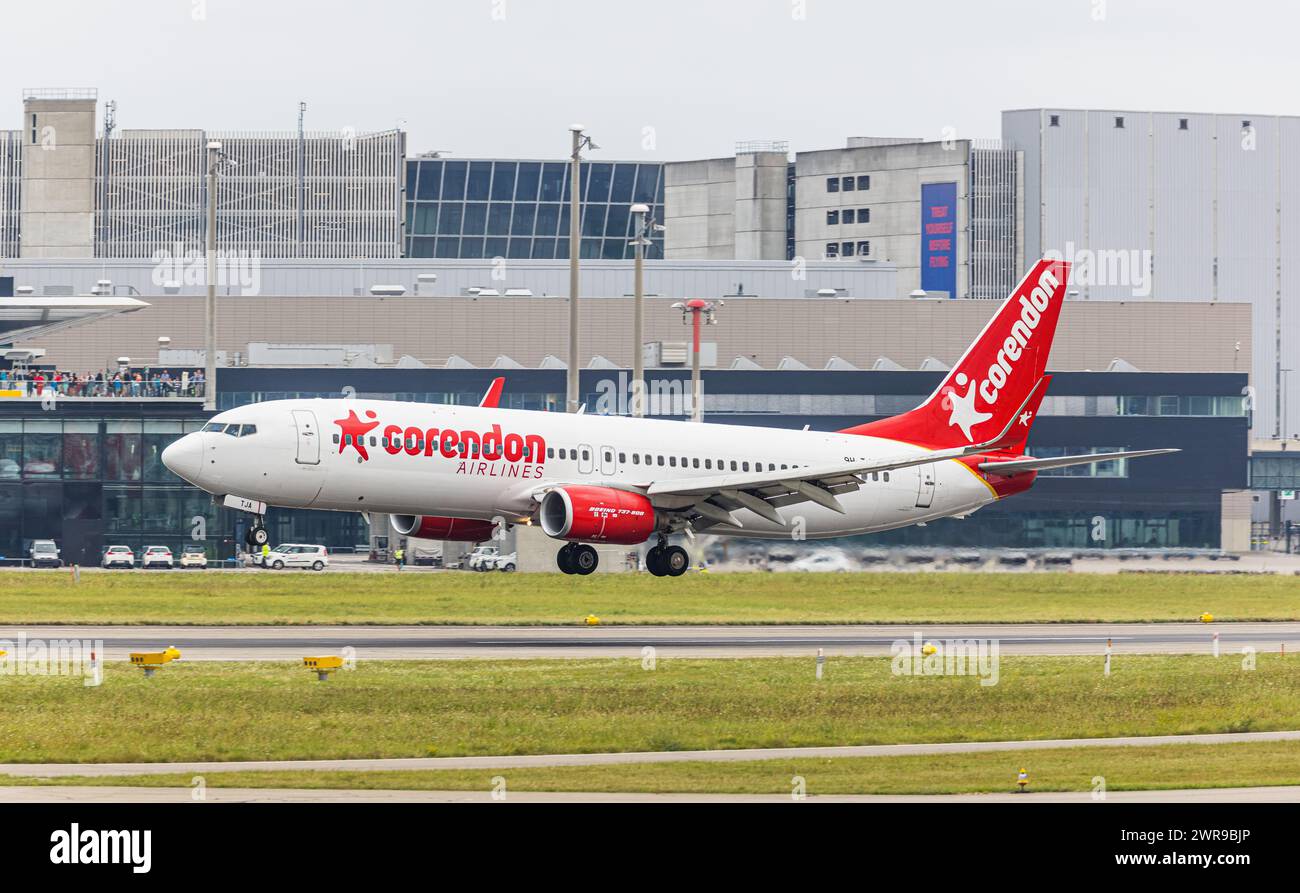 Eine Boeing 737-800 von Corendon Airlines Europe Landet auf dem Flughafen Zürich. Immatriculation 9H-TJA. (Zürich, Schweiz, 06.08.2022) Banque D'Images