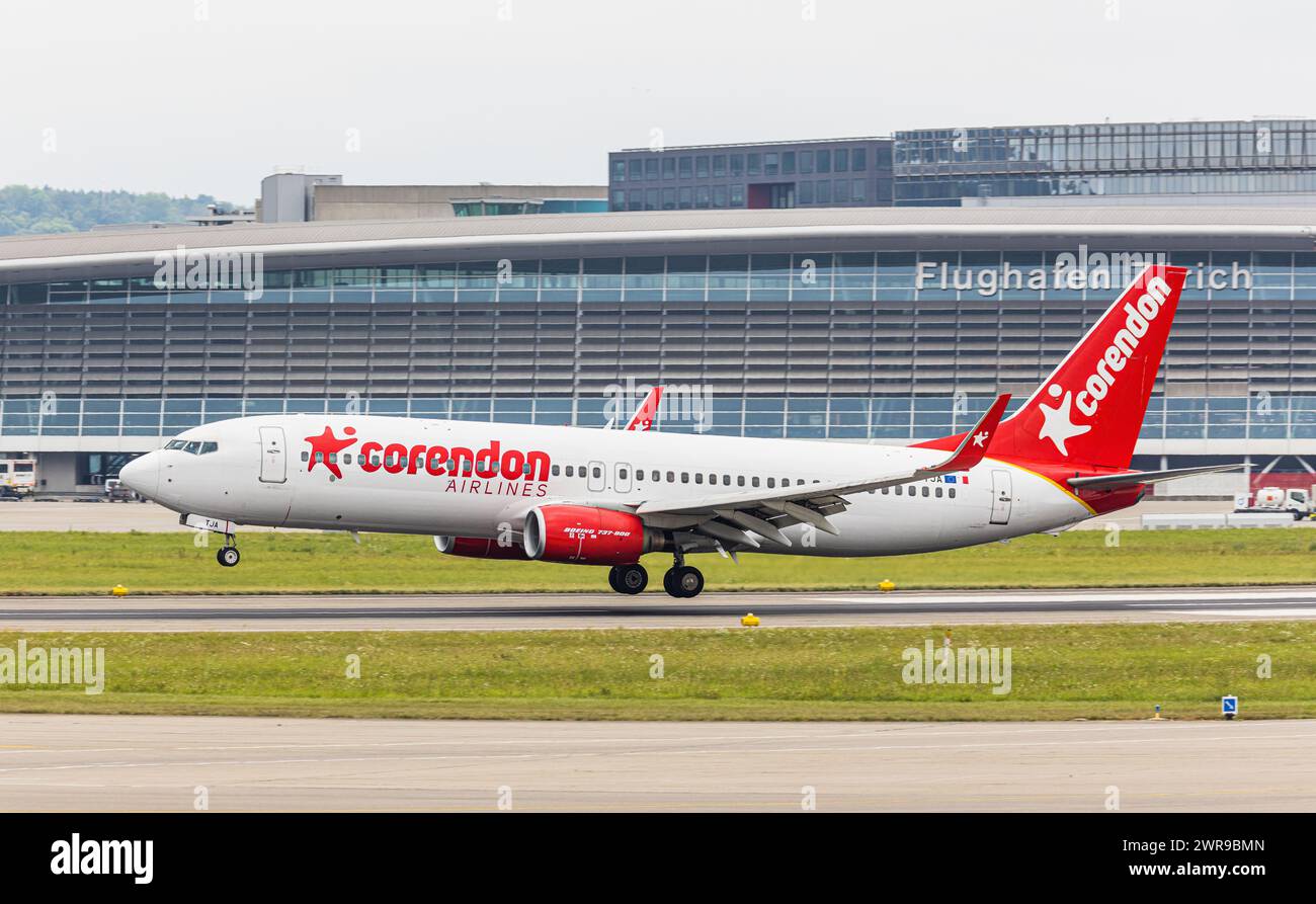 Eine Boeing 737-800 von Corendon Airlines Europe Landet auf dem Flughafen Zürich. Immatriculation 9H-TJA. (Zürich, Schweiz, 06.08.2022) Banque D'Images
