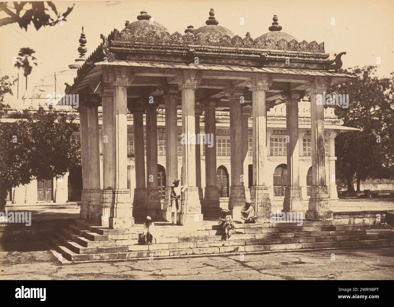 Pavillon et tombeau d'Ahmed Khattu Ganj Baksh à Sarkhej Roza près d'Ahmedabad, Sirkhej.- le pavillon et le tombeau de Gunj Buksh (titre sur l'objet), Thomas Biggs, Sarkhej Roza, c. 1856 - en ou avant 1866, support photographique, tirage sur albumine, hauteur 136 mm × largeur 187 mm, photographie Banque D'Images