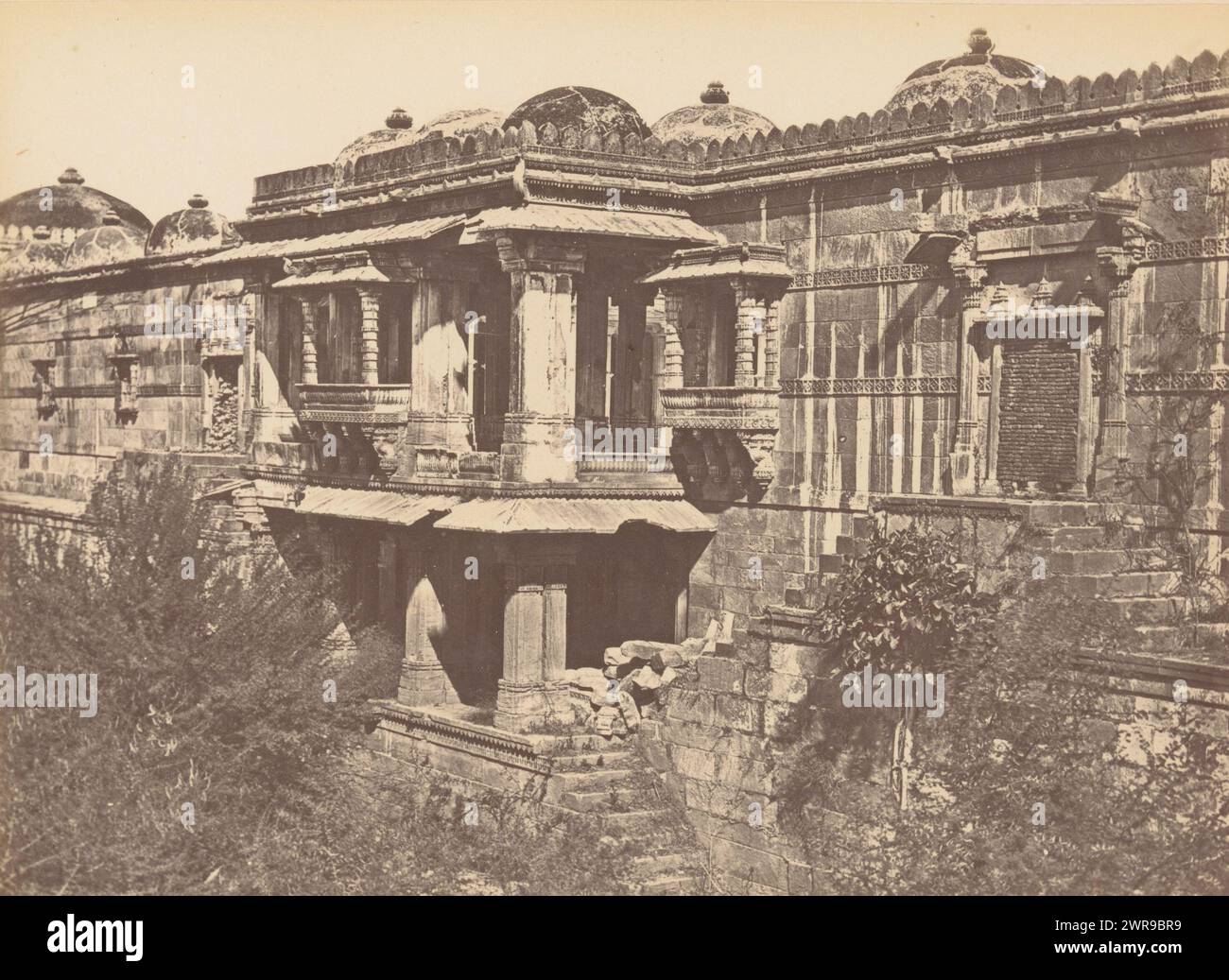 Vue d'un portail d'une mosquée à Sarkhej Roza près d'Ahmedabad, Sirkhej.- porche dans la colonnade méridionale de la mosquée (titre sur l'objet), Thomas Biggs, Sarkhej Roza, c. 1856 - en ou avant 1866, support photographique, tirage à l'albumen, hauteur 135 mm × largeur 188 mm, photographie Banque D'Images