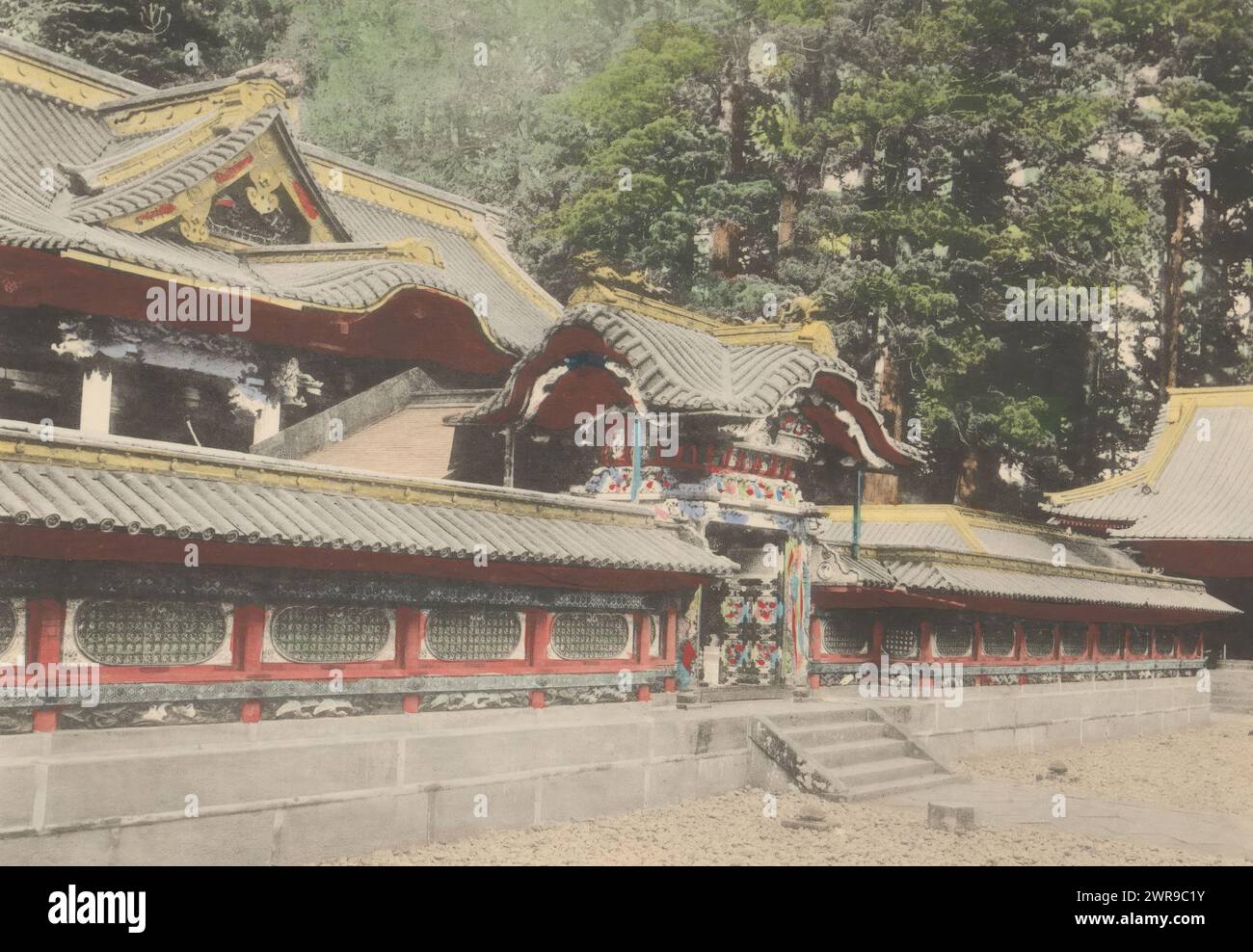 Vue d'un karamon au Nikko Toshogu à Nikko, la porte Karamon et le temple Ieyasu, à Nikko (titre sur l'objet), fabricant : Kōzaburō Tamamura, (éventuellement), Nikko, c. 1895 - c. 1905, papier, collotype, hauteur 105 mm × largeur 151 mm, impression photomécanique Banque D'Images