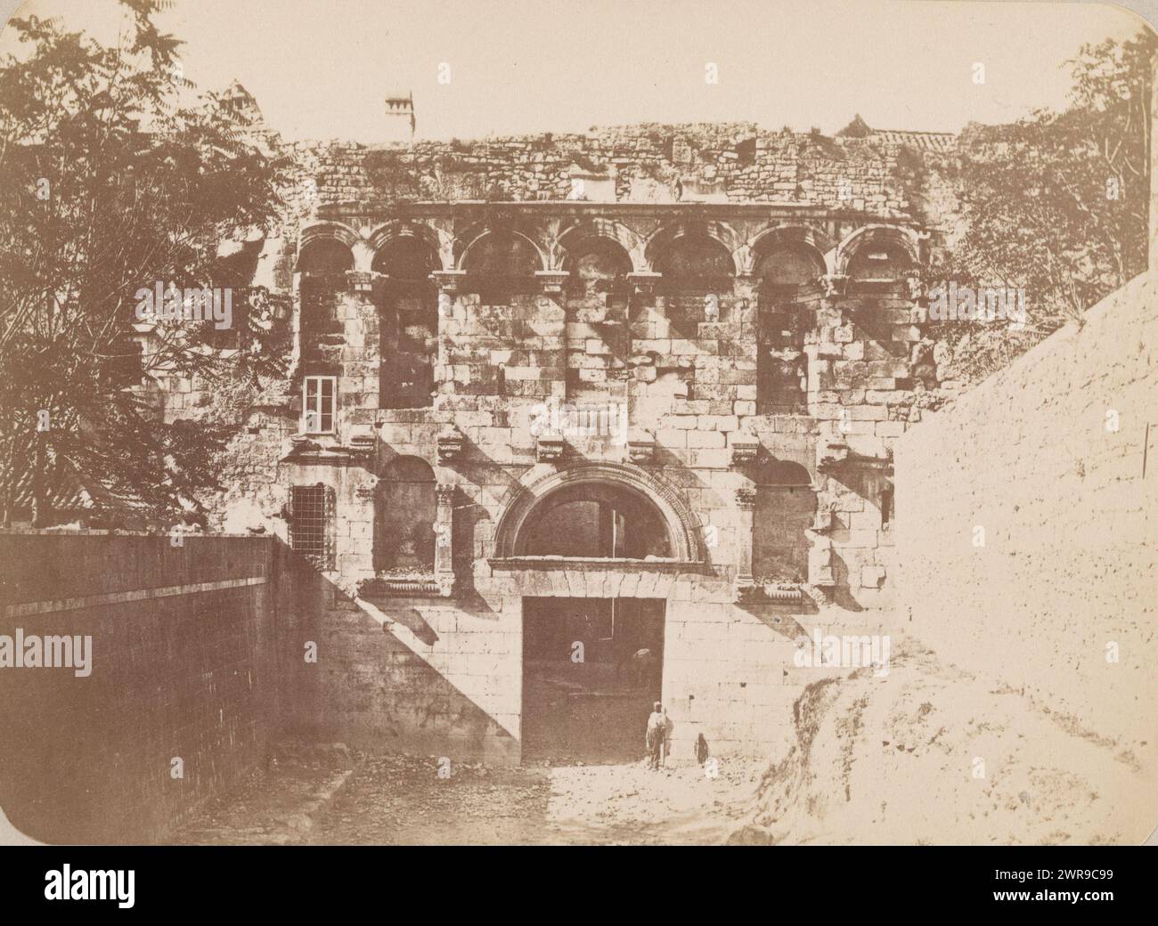 Porta Aurea du Palais de Dioclétien à Split, Porta Aurea (titre sur objet), Spalato und Seine Alterthümer (titre de la série), Franz Thiard de Laforest, Split, v. 1868 - en ou avant 1878, support photographique, tirage sur albumine, hauteur 100 mm × largeur 137 mm, photographie Banque D'Images Porta Aurea du Palais de Dioclétien à Split, Porta Aurea (titre sur objet), Spalato und Seine Alterthümer (titre de la série), Franz Thiard de Laforest, Split, v. 1868 - en ou avant 1878, support photographique, tirage sur albumine, hauteur 100 mm × largeur 137 mm, photographie Banque D'Images