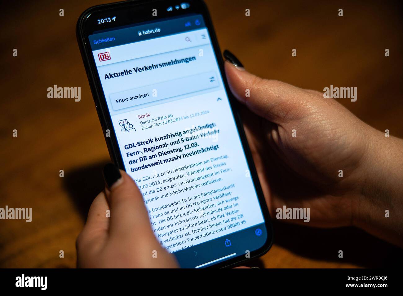 Eine person erkundigt sich in der App der Bahn DB über den Streik der GDL. Es ist der erste kurzfristig angekündigte Streik der Gewerkschaft GDL, welcher vom 11. bis 12. März 2024 stattfindet. GDL Streik *** Une personne s'enquiert de la grève GDL dans l'application Bahn DB C'est la première grève annoncée à court terme par le syndicat GDL, qui aura lieu du 11 au 12 mars 2024 grève GDL Banque D'Images